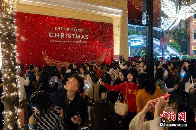 【新春纪事】贺年装饰点缀香港街头吸引游人打卡拍照