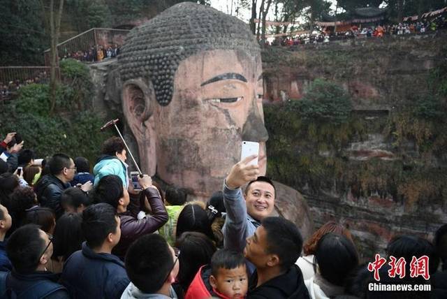 2名女子将乐山大佛祈福池100元钞票扒出拿走景区：会调监控查实