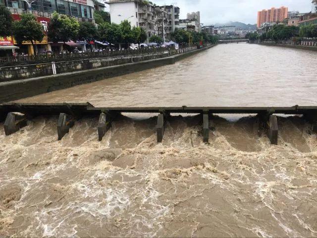 四川筠连发生山体滑坡已救出2人，当地应急局：救援仍在进行