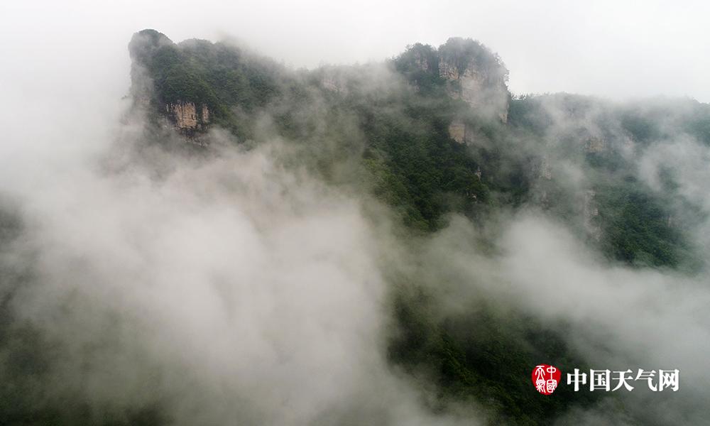 四川筠连山体滑坡现场：核心区域雨雾笼罩，不时有滚石坠落